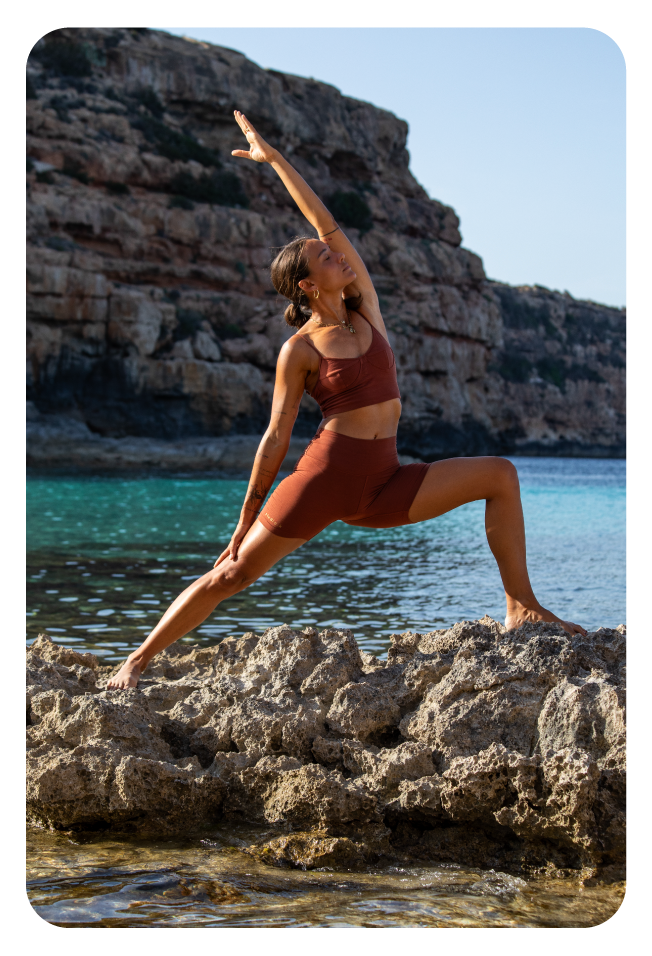 Cristina in posizione yoga sugli scogli a Formentera