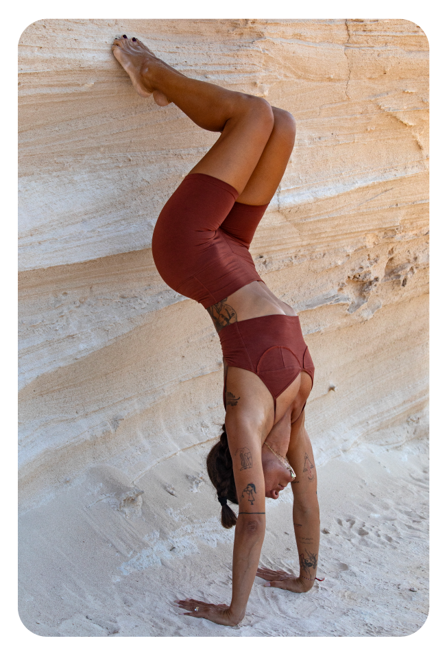 Cristina in posizione yoga sugli scogli a Formentera
